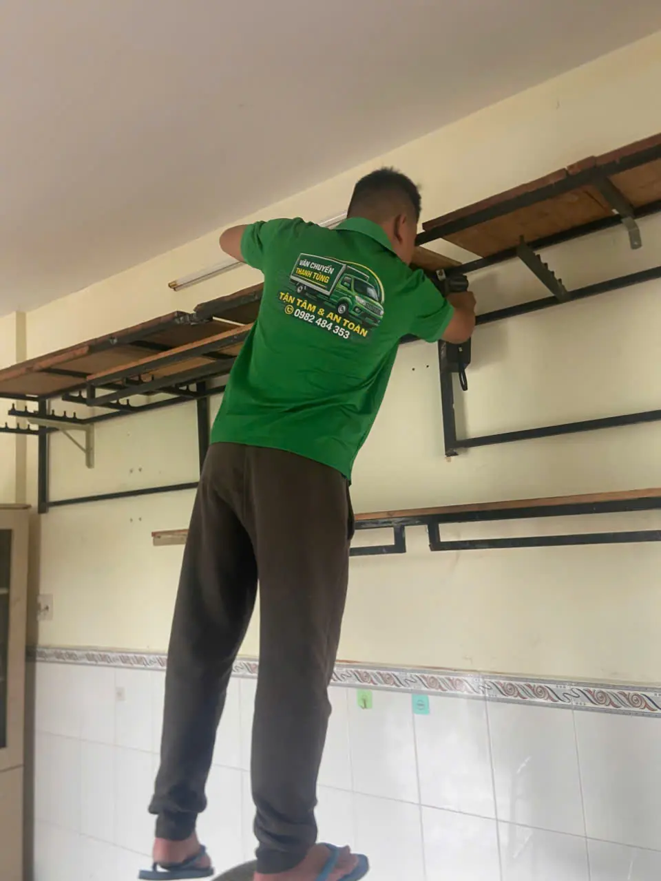 Tháo lắp kệ treo tường khi chuyển nhà tại Bình Trị Đông